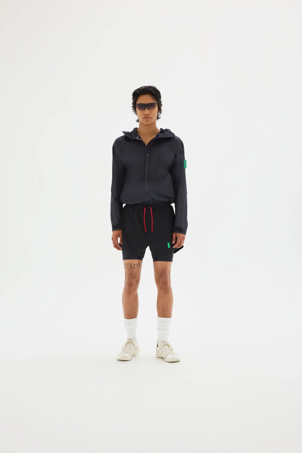 DV0110-A-Black_Black_lifestyle_03