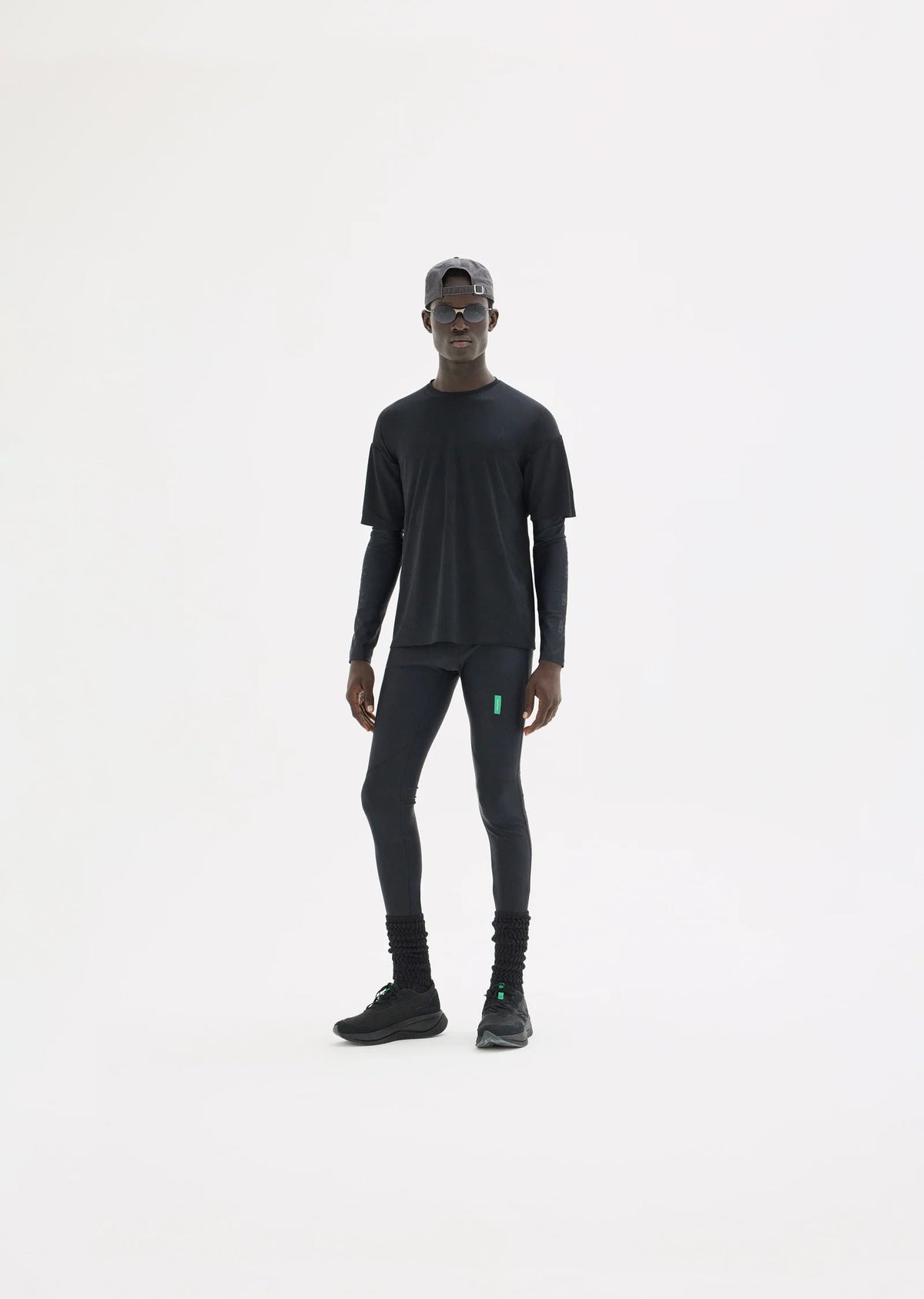 DV0148-A-Black_Black_lifestyle_03