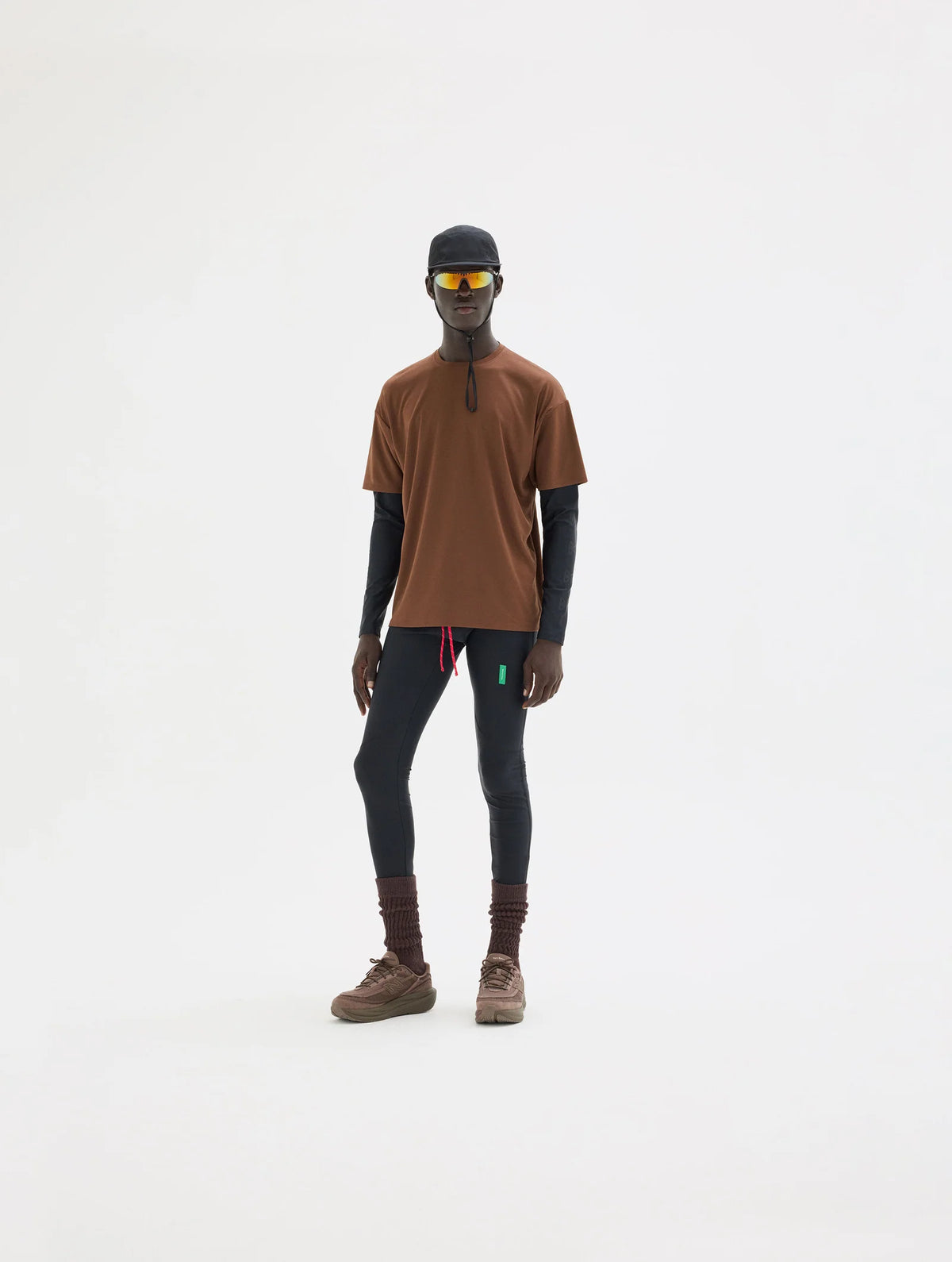 DV0148-A-Espresso_Black_lifestyle_03