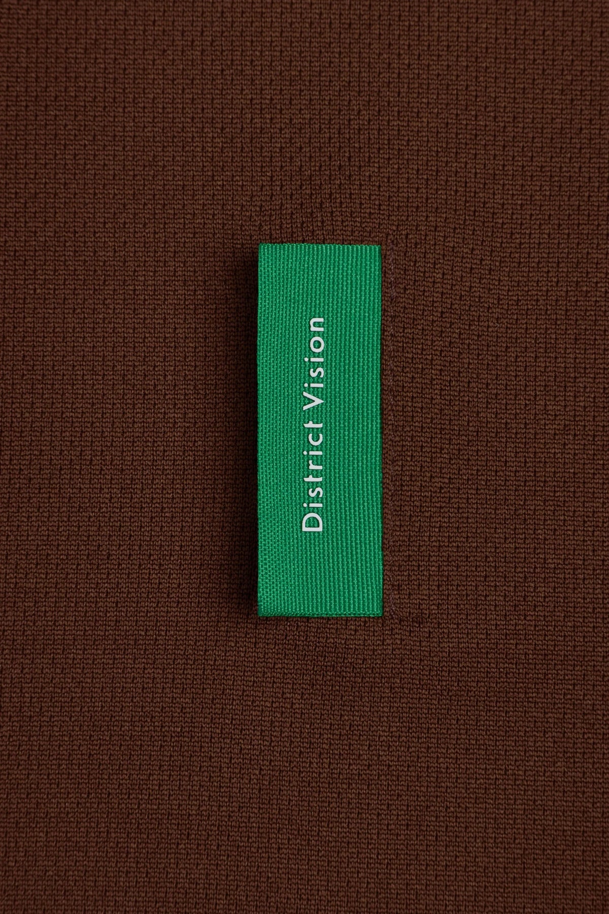 DV0148-A-Espresso_Black_lifestyle_04