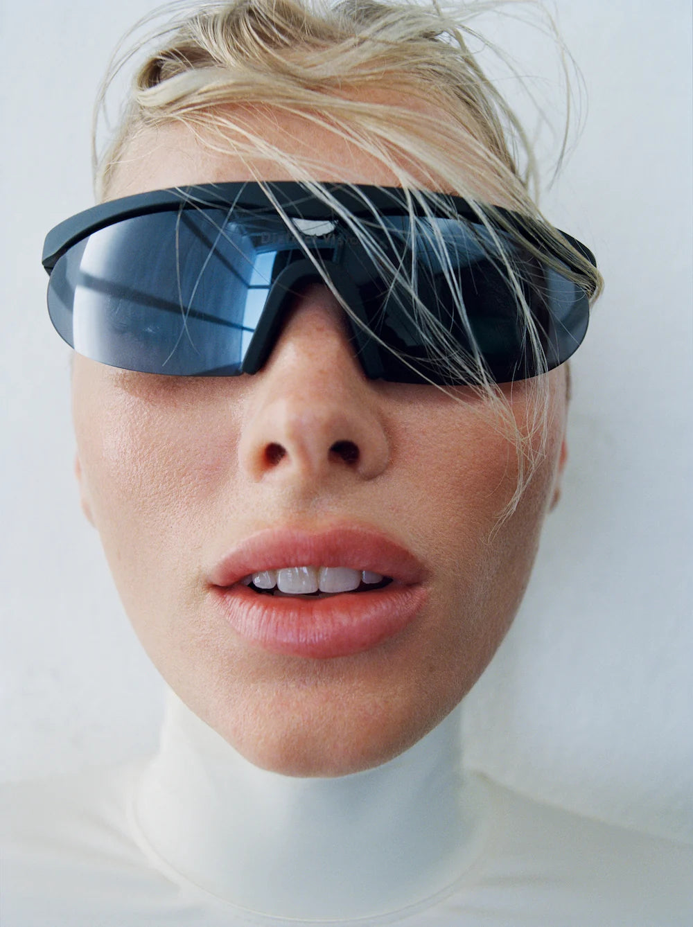DVG005-Black_D+ Onyx Mirror_lifestyle_05