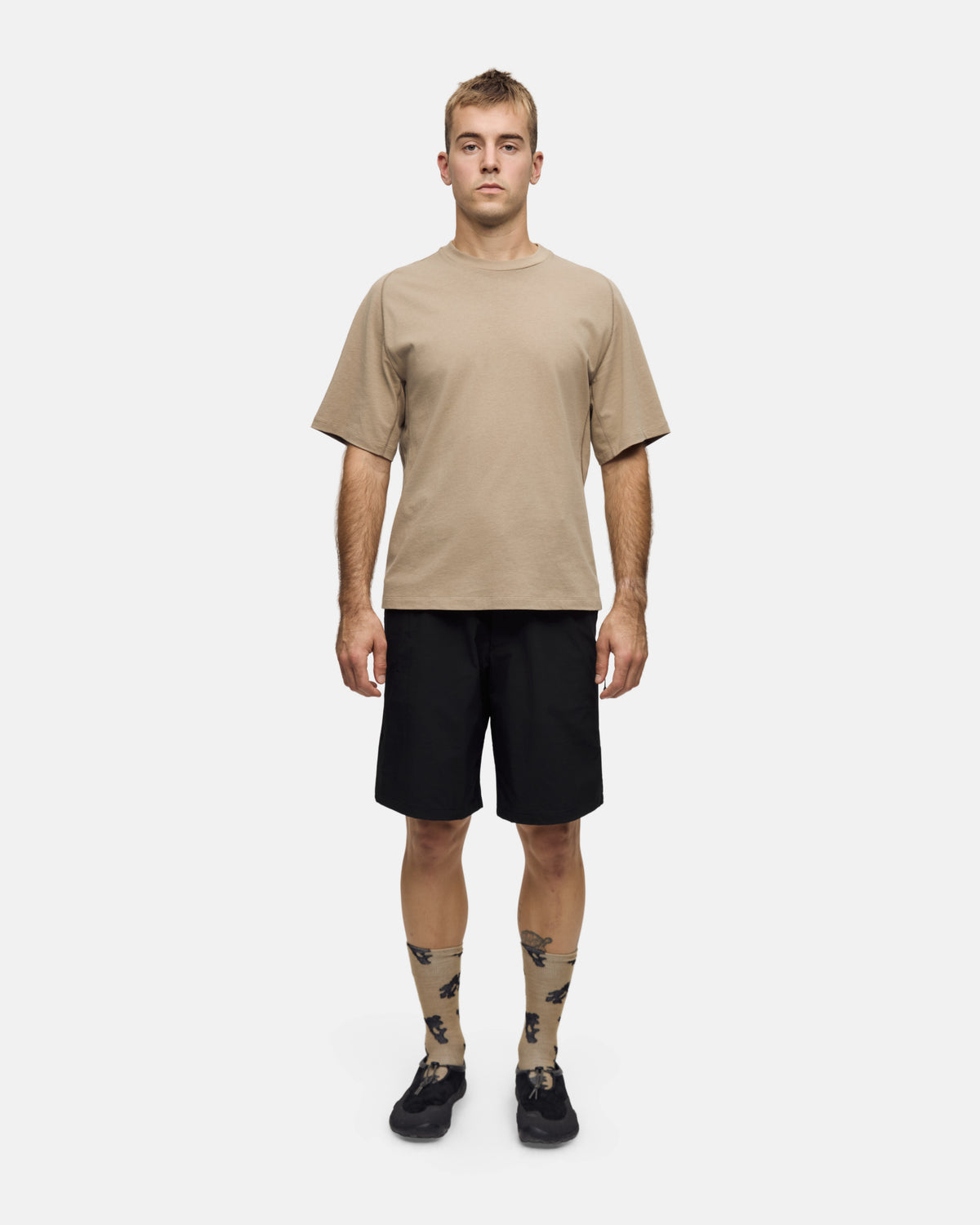 Lateral Peak SS T Greige (wordmark)