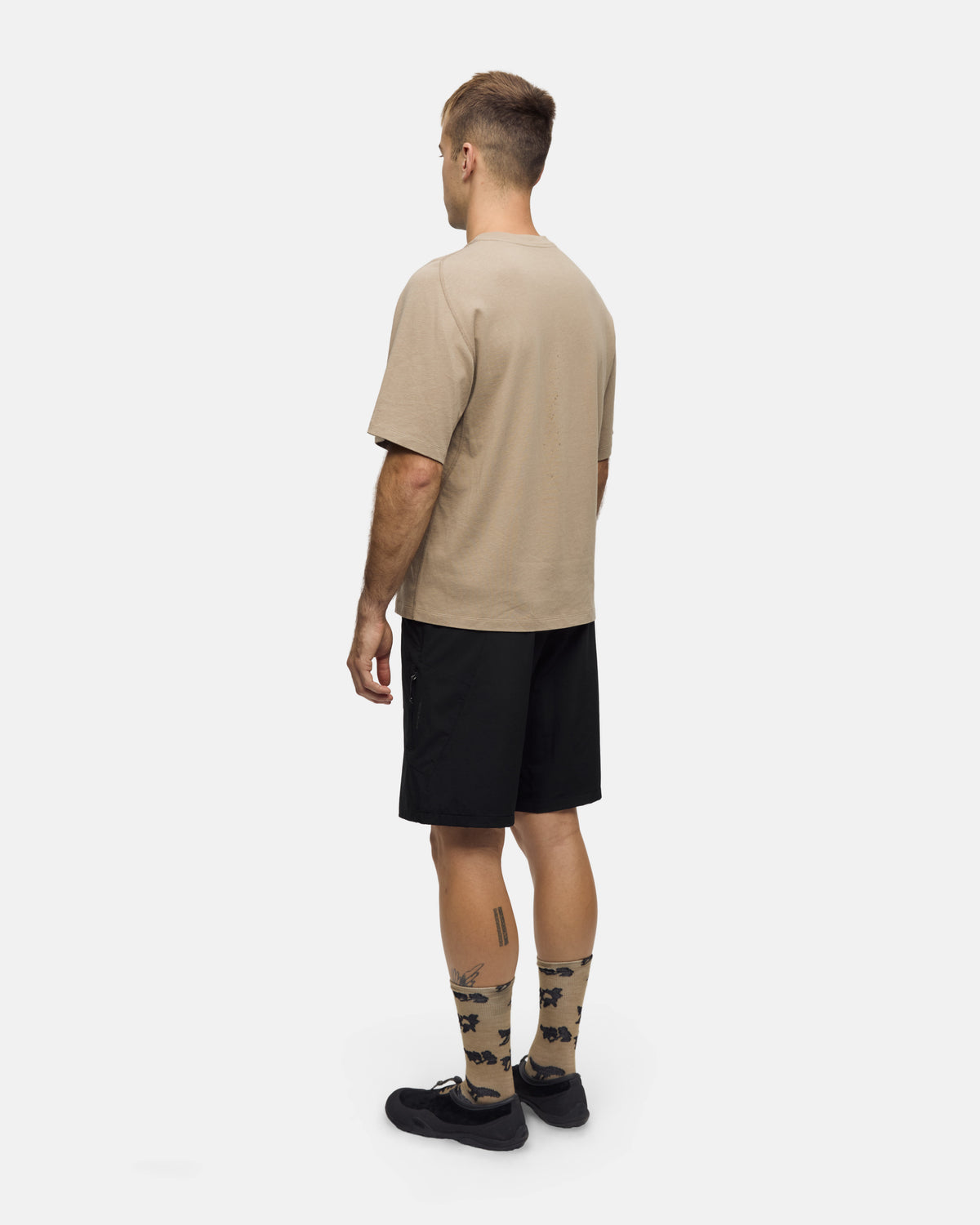 Lateral Peak SS T Greige (wordmark)