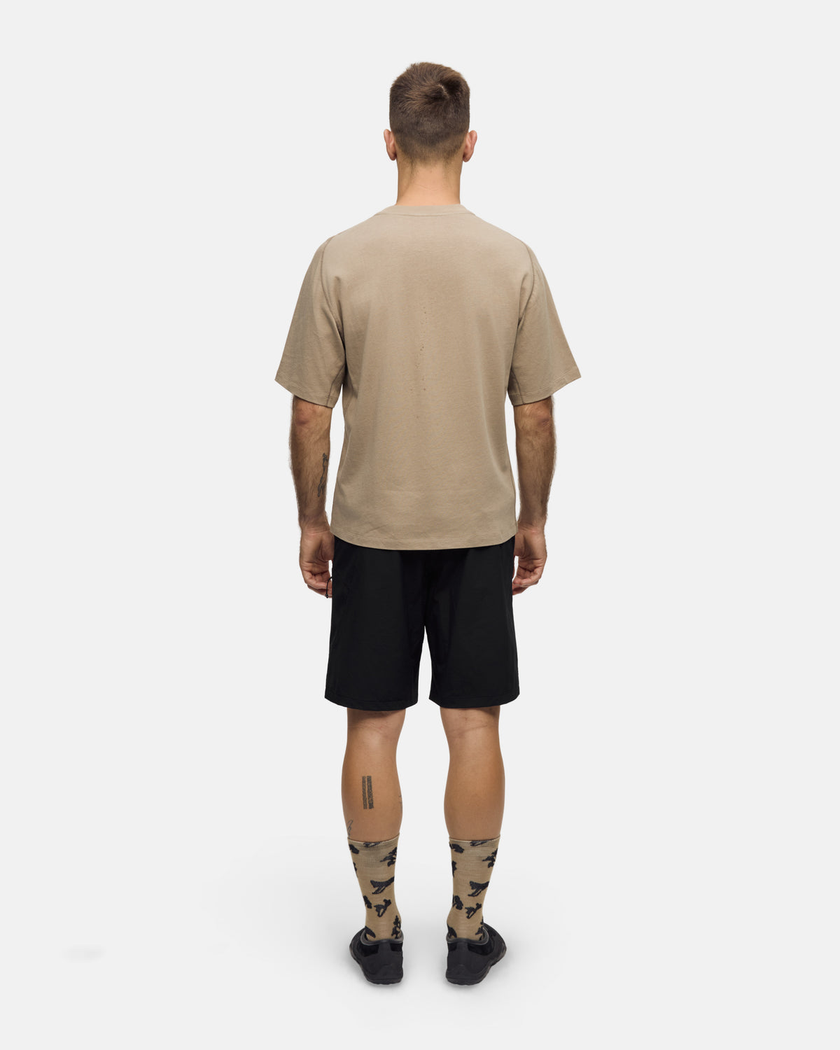 Lateral Peak SS T Greige (wordmark)
